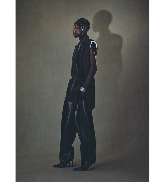 DOUBLE LAYER SLEEVELESS JACKET WITH BODY DETAIL BLACK