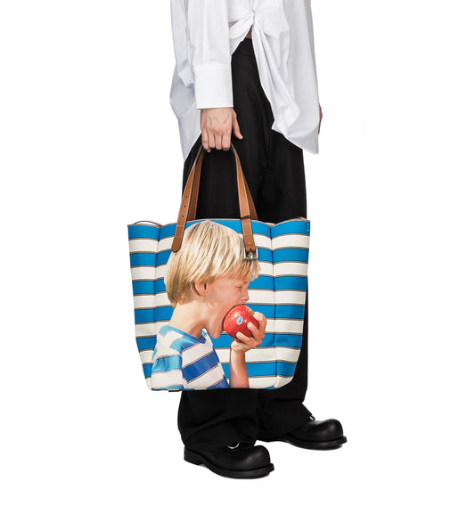 BELT TOTE BAG WITH BOY WITH APPLE MOTIF