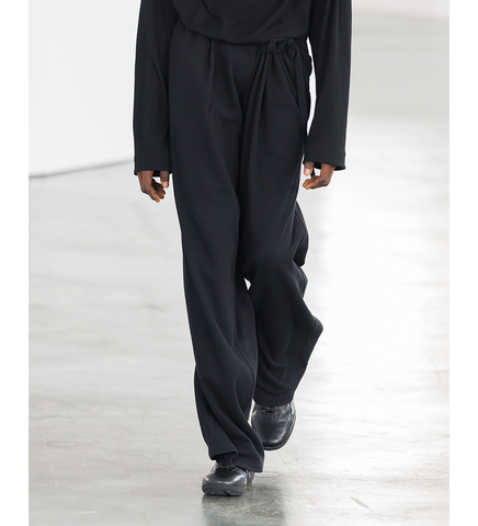 LAAN GATHERED TROUSERS CROW BLACK